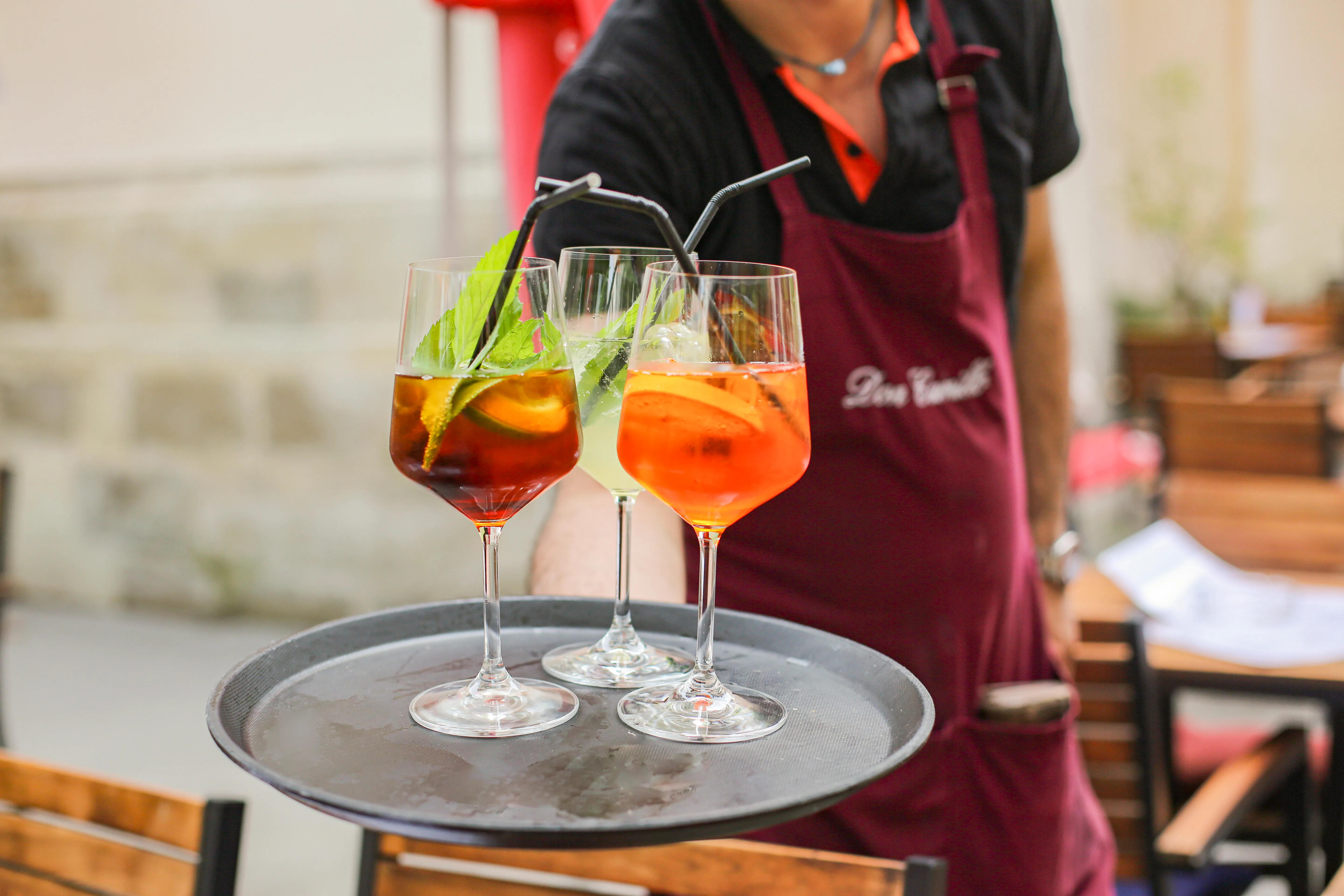 Aperol Spritz, Hugo und ein weiterer Aperitif auf dem Tablett